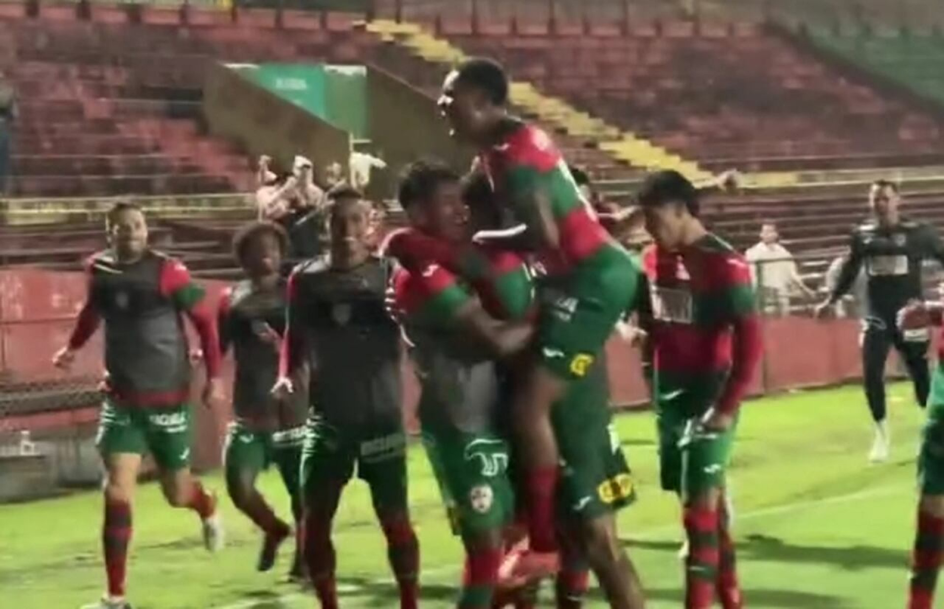 Portuguesa vira sobre o Altos-PI, goleia e avan&ccedil;a &agrave; terceira fase da Copa do Brasil