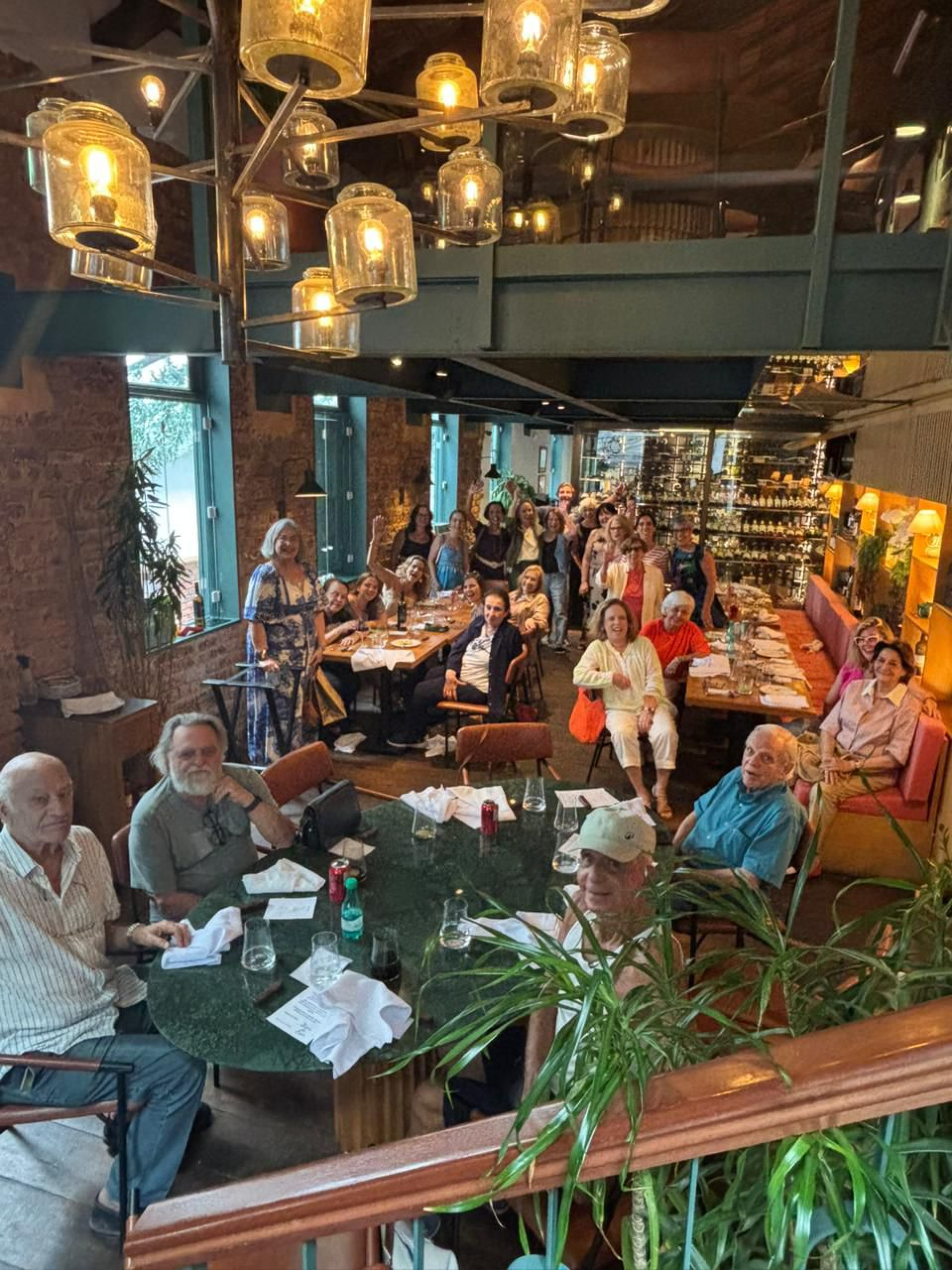 Os integrantes tamb&eacute;m costumam ir a restaurantes pelo Rio de Janeiro - Arquivo pessoal