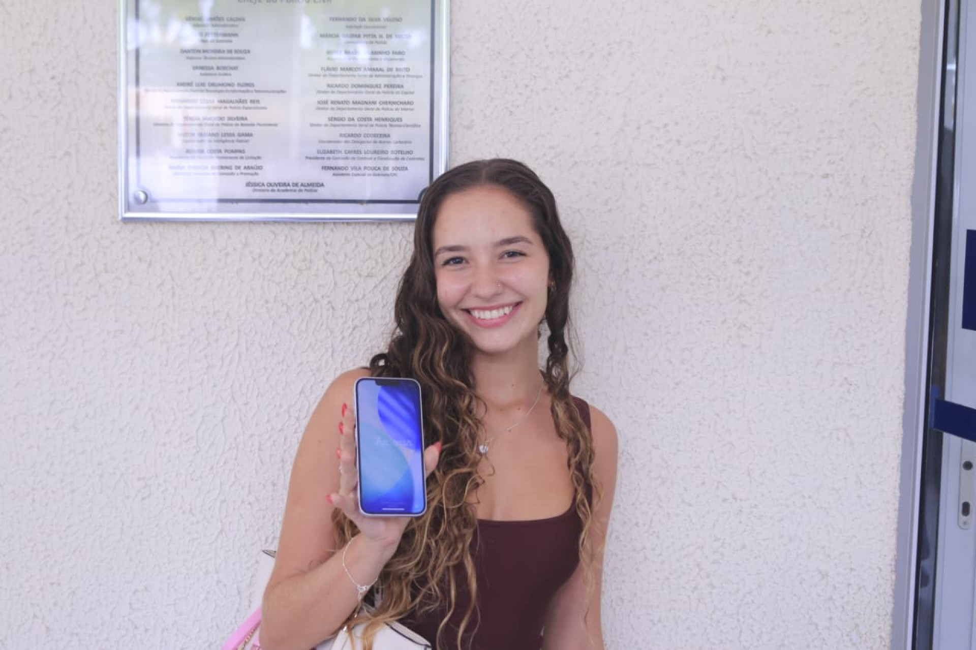 Emelly de Almeida foi rendida por criminosos armados e não esperava recuperar o celular - Carlos Elias / Agência O Dia