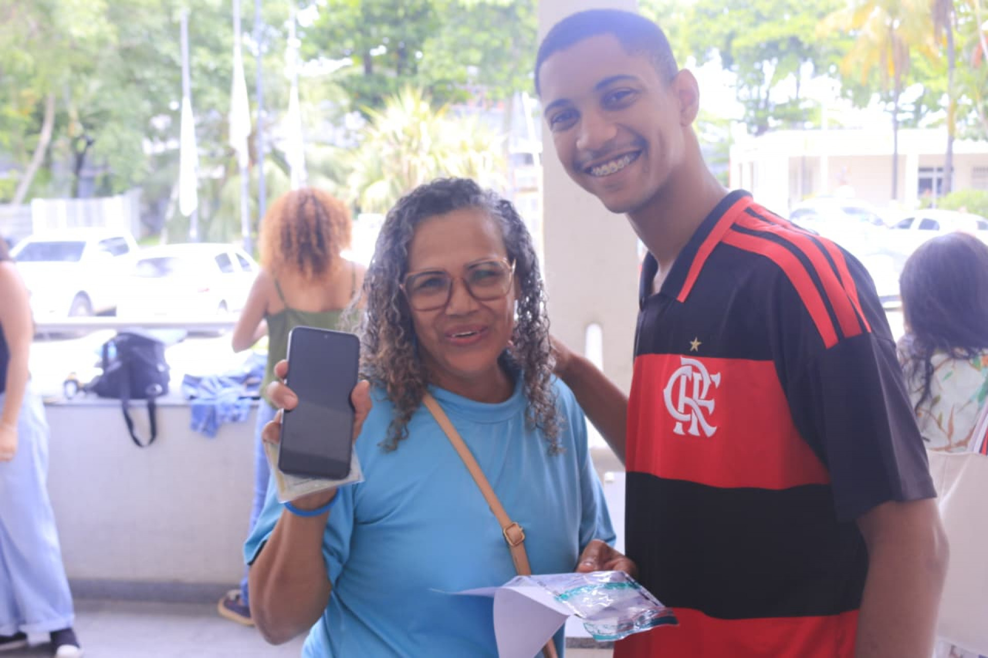 Eric Jansen e sua mãe recuperaram seis celulares após uma sequência de assaltos - Carlos Elias / Agência O Dia