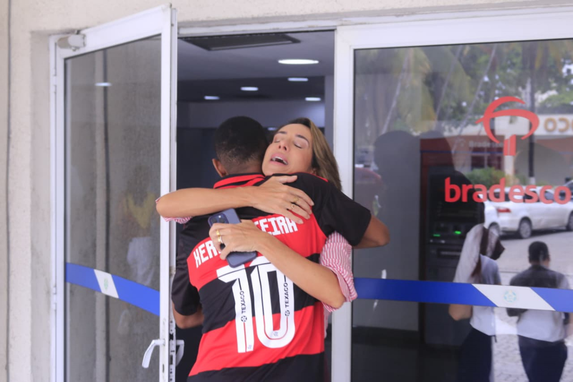 Eric Jansen e a delegada Raíssa Celles, uma das responsáveis pela operação - Carlos Elias / Agência O Dia