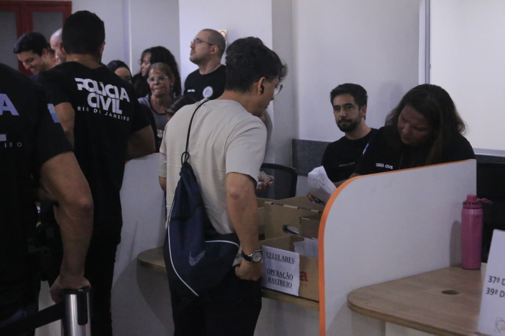 Celulares apreendidos em ações contra roubo e receptação começam a retornar aos donos - Carlos Elias / Agência O Dia