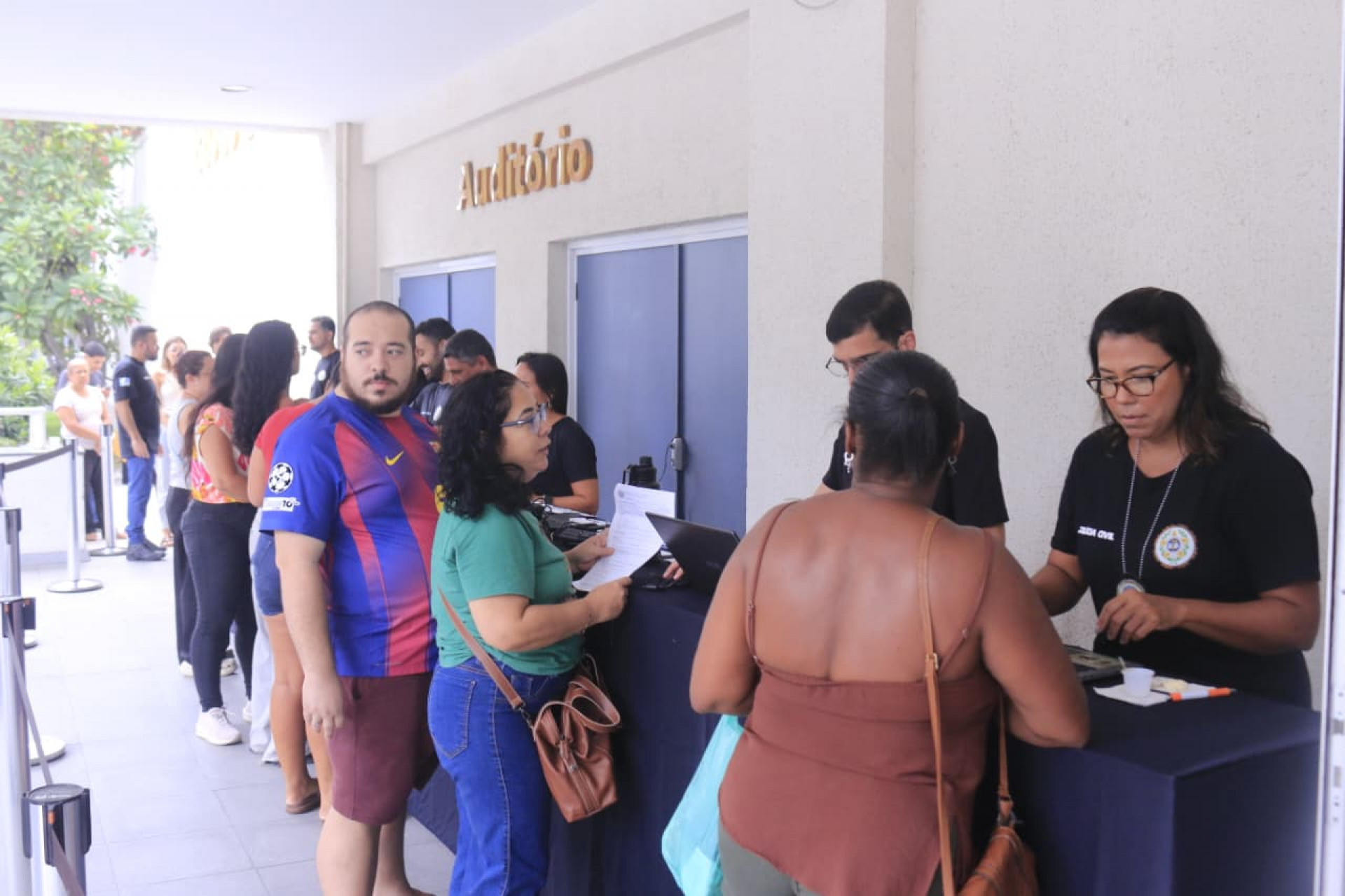 Vítimas chegam à Cidade da Polícia após serem avisadas por ligação ou mensagem para buscar os aparelhos - Carlos Elias / Agência O Dia