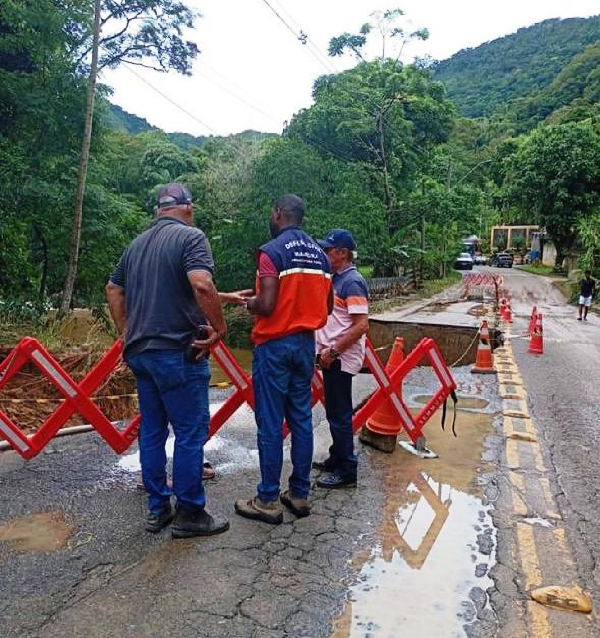 Máquinas trabalham na recuperação de cabeceiras de pontes para restabelecer o acesso de moradores