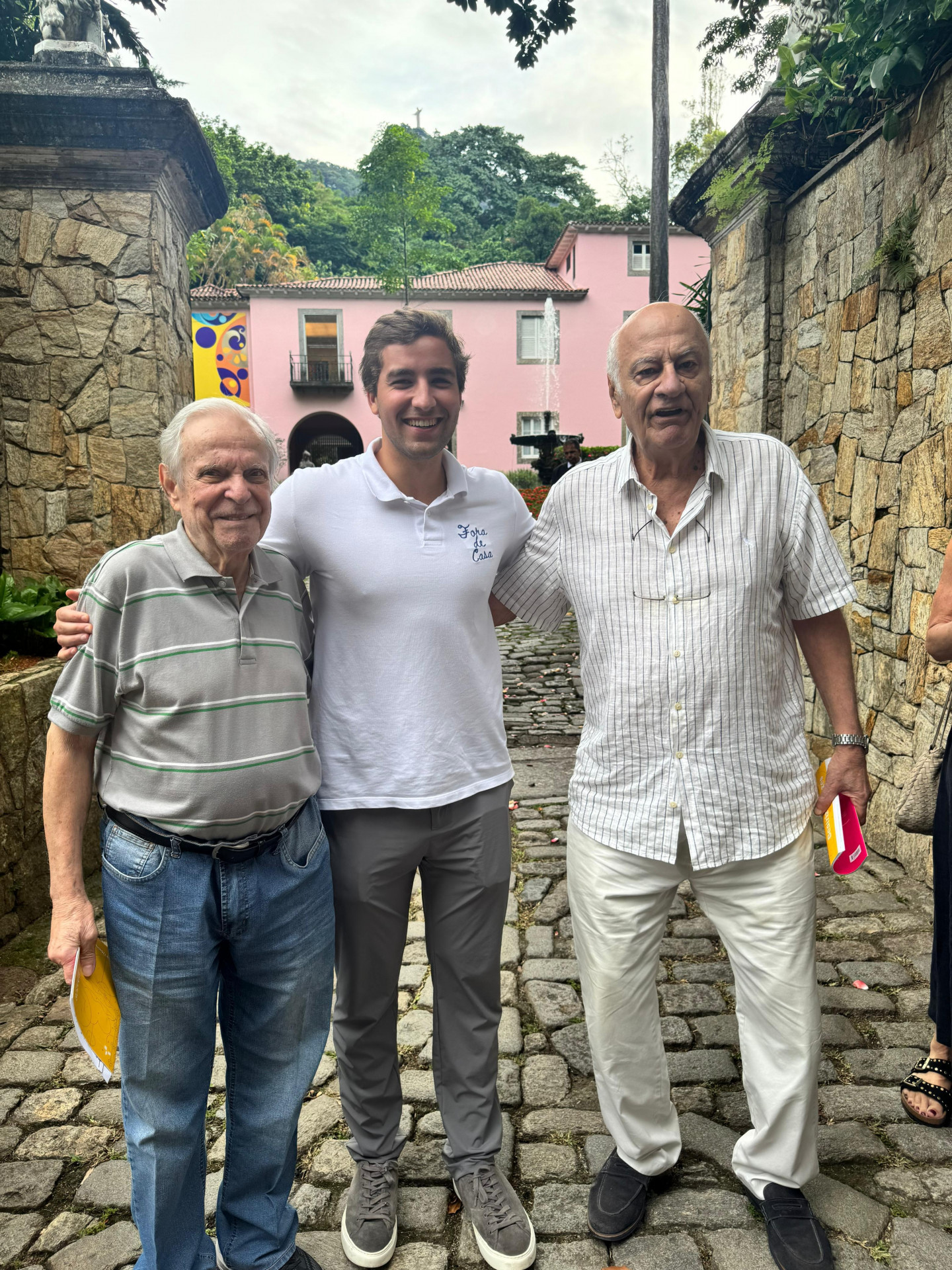 João Felipe ao lado de dois integrantes do grupo. O de calça clara é seu avô - Arquivo pessoal