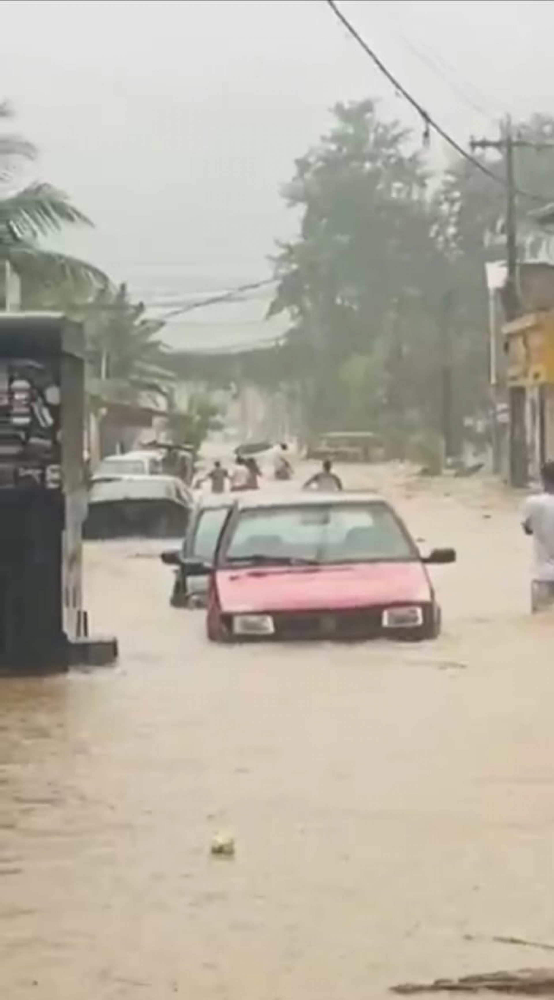 Rua virou um rio na comunidade do Condado - Divulga&ccedil;&atilde;o/Reprodu&ccedil;&atilde;o Rede Social