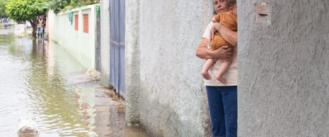 Após chuva, moradores de Santa Cruz desabafam sobre rotina de enchentes