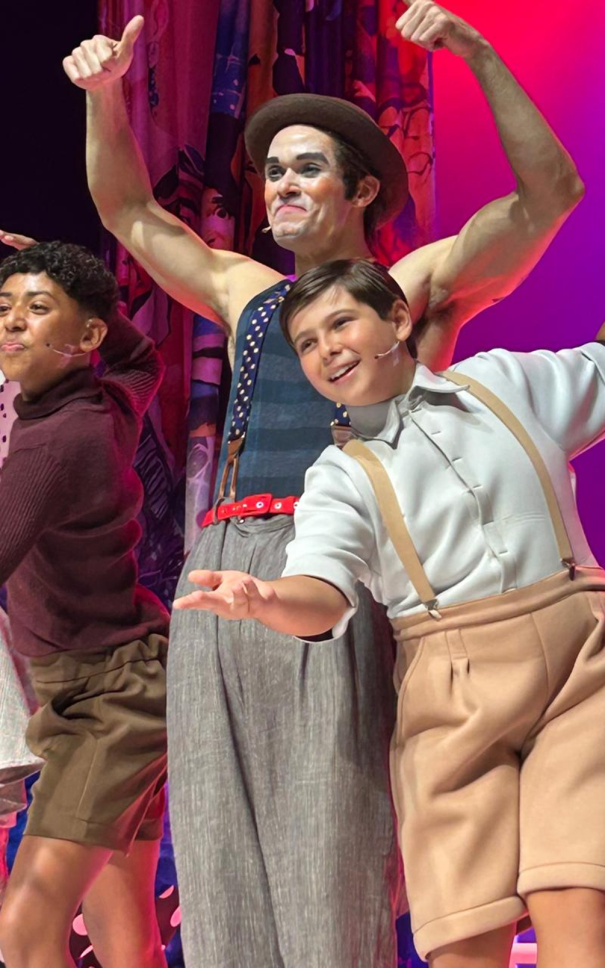 Rafael Aragão e Gabriel Gentil interpretam Renato Aragão em diferentes fases da vida no teatro