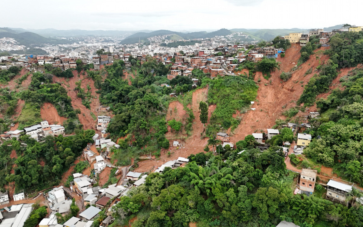Esta vista aérea mostra deslizamento de terra causado por fortes chuvas em Juiz de Fora, em  MG - AFP