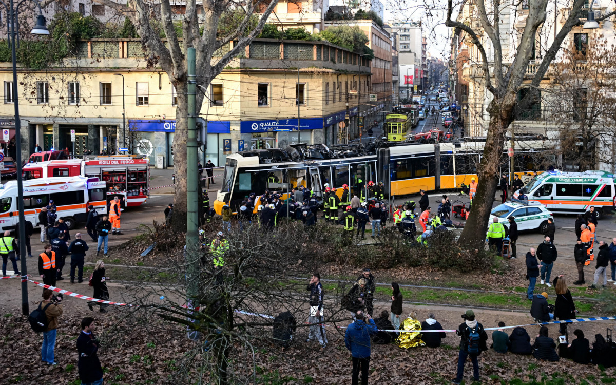 Trem descarrila em Milão - AFP