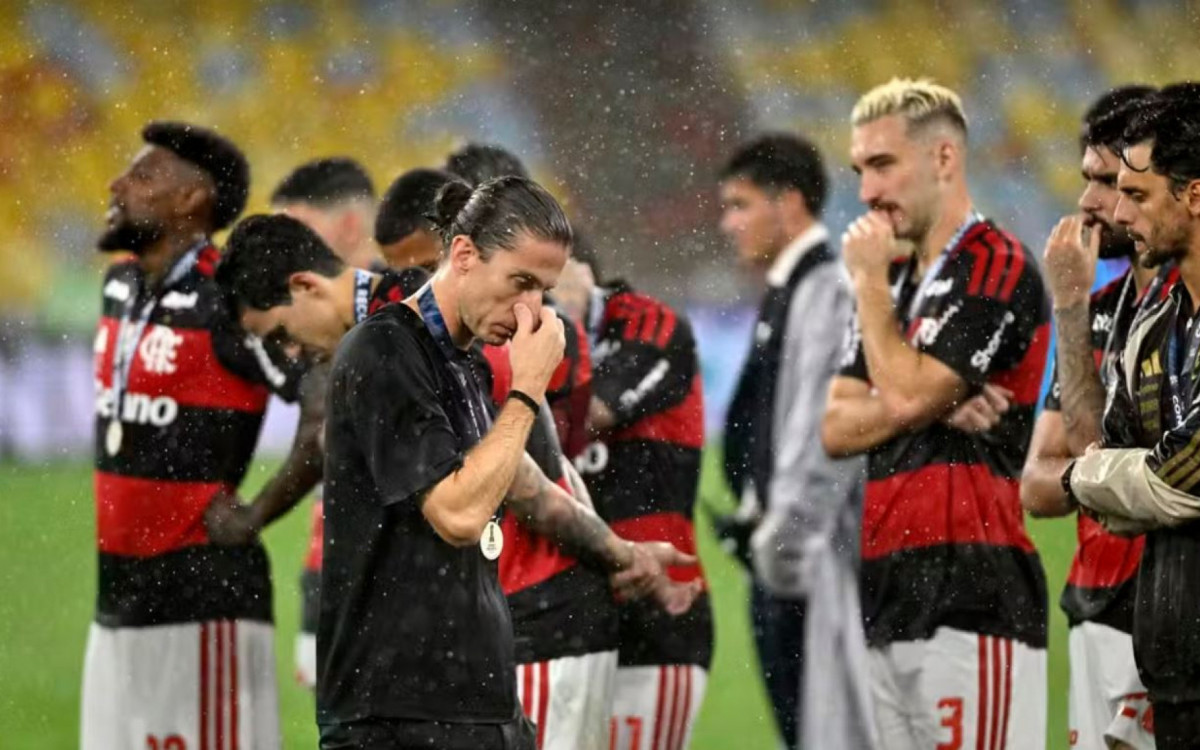 Filipe Luís e jogadores do Flamengo recebem medalha de vice-campeão da Recopa Sul-Americana