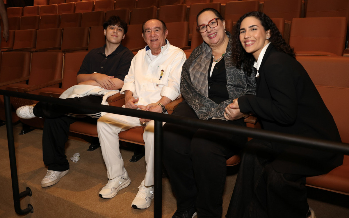 Renato Aragão, Lílian Taranto e Lívian Aragão prestigiam estreia do espetáculo \'Adorável Trapalhão - O Musical\'