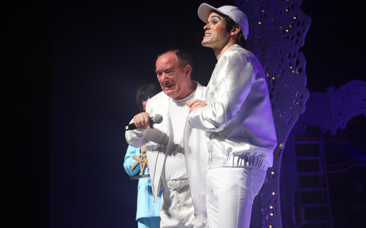 Renato Aragão chora em estreia de espetáculo sobre sua trajetória