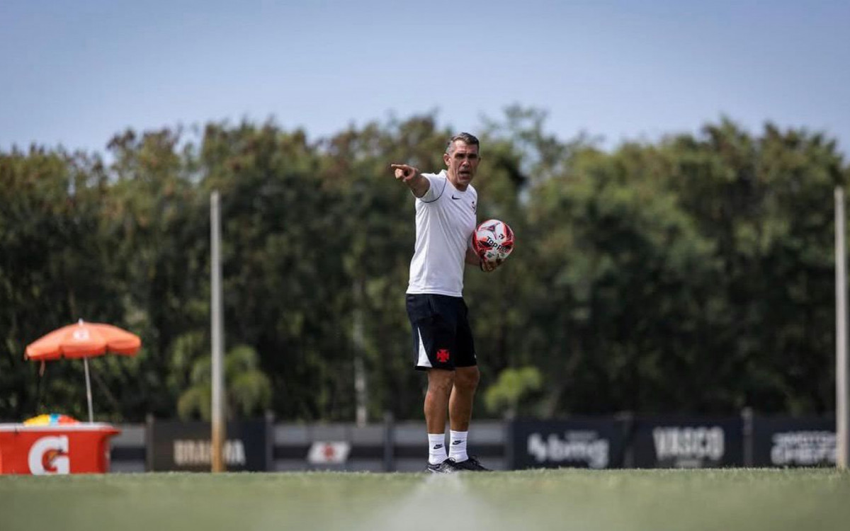 Bruno Lazaroni recusa convite de Diniz no Corinthians e permanece no Vasco
