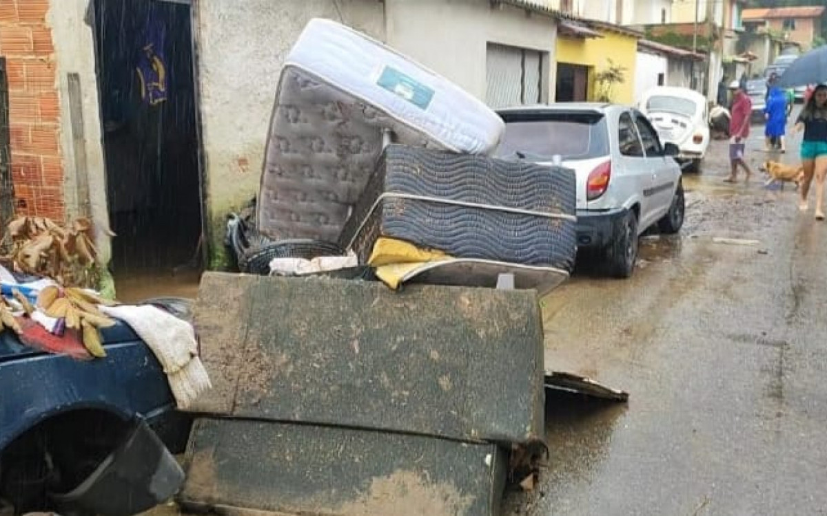 Móveis destruídos pela lama