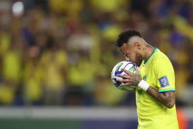 Neymar voou baixo e mostrou que é ele e mais dez na Seleção