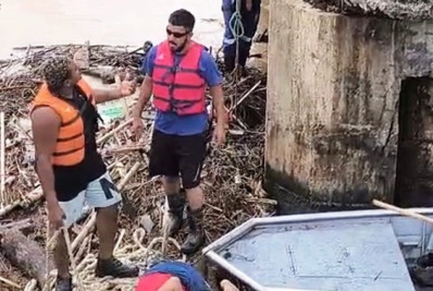 Força-tarefa libera Ponte da Barra após acúmulo de resíduos no Rio Macaé