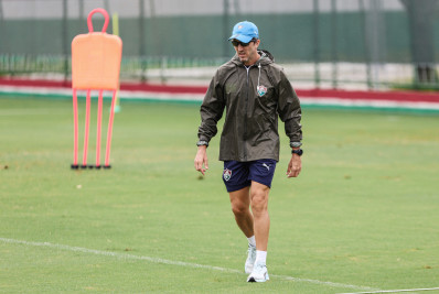 Zubeldía pede, e Fluminense analisa contratação para o meio-campo