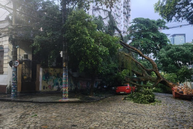 Chuva causa transtornos no Rio; estado segue em alerta vermelho devido a risco de mais temporal