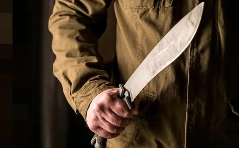 Homem ameaça irmão com facão após briga por R$ 10 para comprar drogas em Alagoas