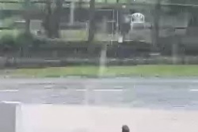 Homem mergulha em água de alagamento durante temporal em Cabo Frio