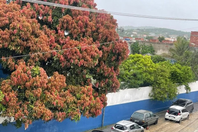 Carro é engolido por cratera aberta pela enxurrada no Jardim Esperança, em Cabo Frio