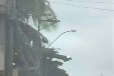 Motociclista tomba em rua alagada após temporal em Cabo Frio