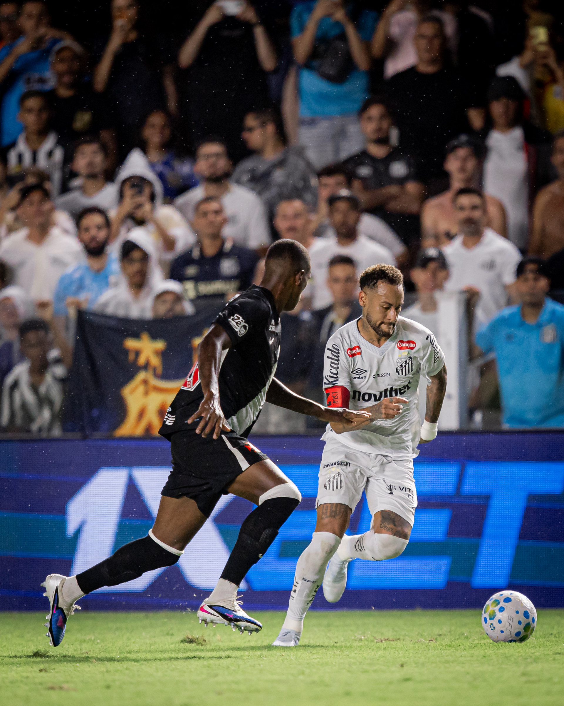 Neymar em ação no jogo entre Santos e Vasco