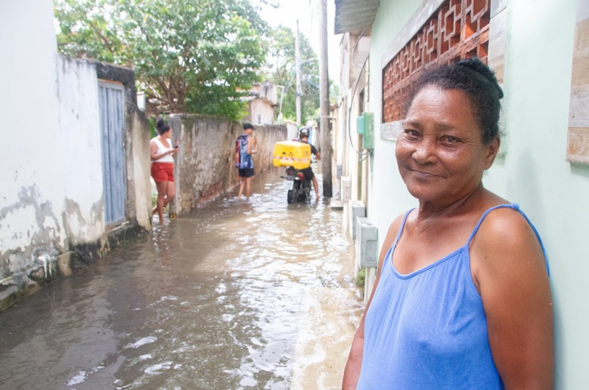 A aposentada Hilda Couto disse ter visto uma cobra levada pelas águas em seu quintal - Érica Martin/Agência O Dia