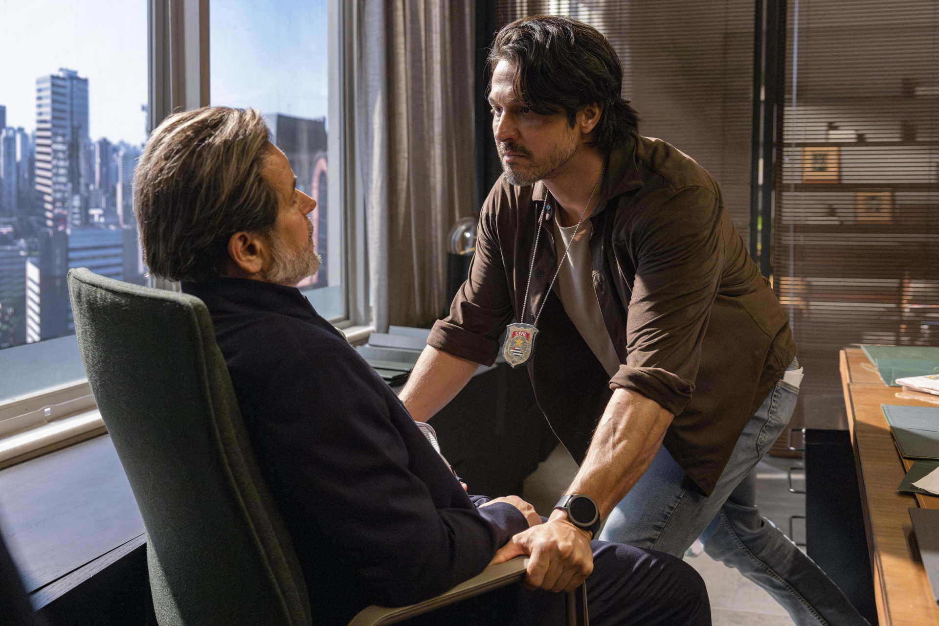 Paulinho (Romulo Estrela) confronta Ferette (Murilo Benício) sobre a morte de seu pai  - Fabio Rocha / TVGlobo