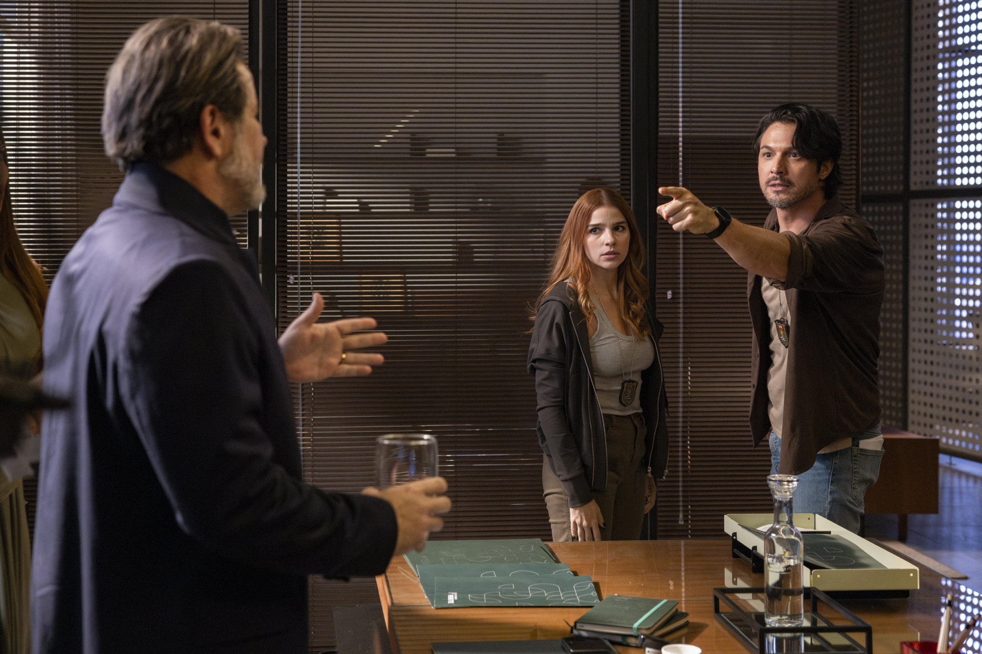 Paulinho (Romulo Estrela) confronta Ferette (Murilo Benício) sobre a morte de seu pai  - Fabio Rocha / TVGlobo