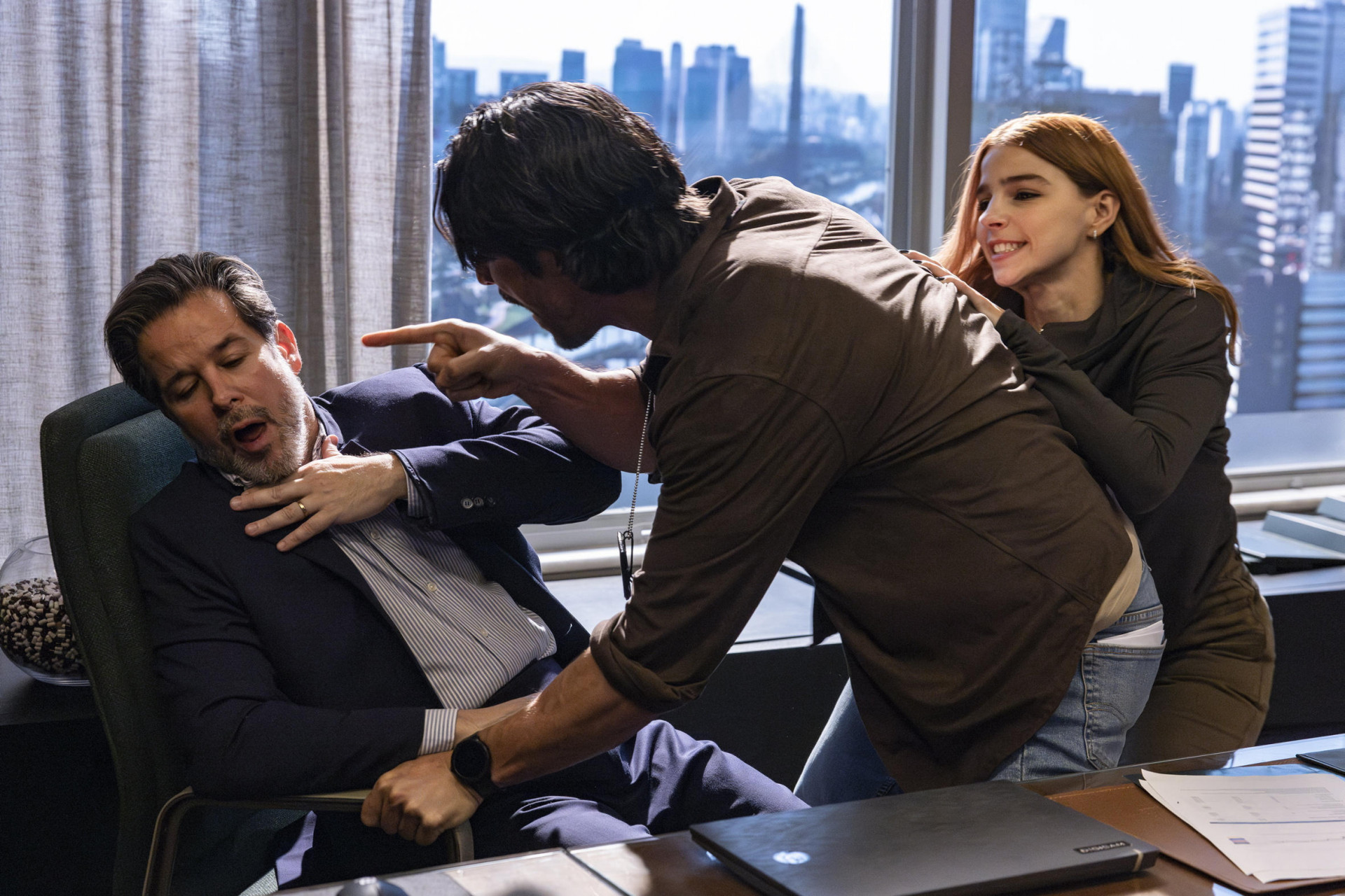 Paulinho (Romulo Estrela) confronta Ferette (Murilo Benício) sobre a morte de seu pai  - Fabio Rocha / TVGlobo