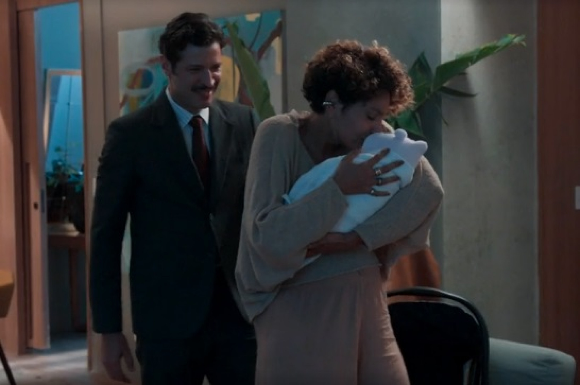 Herculano (Leandro Lima) e Lena (Barbara Reis)  recebem o bebê que compraram de Samira (Fernanda Vasconcellos) - Reprodução de vídeo / TV Globo