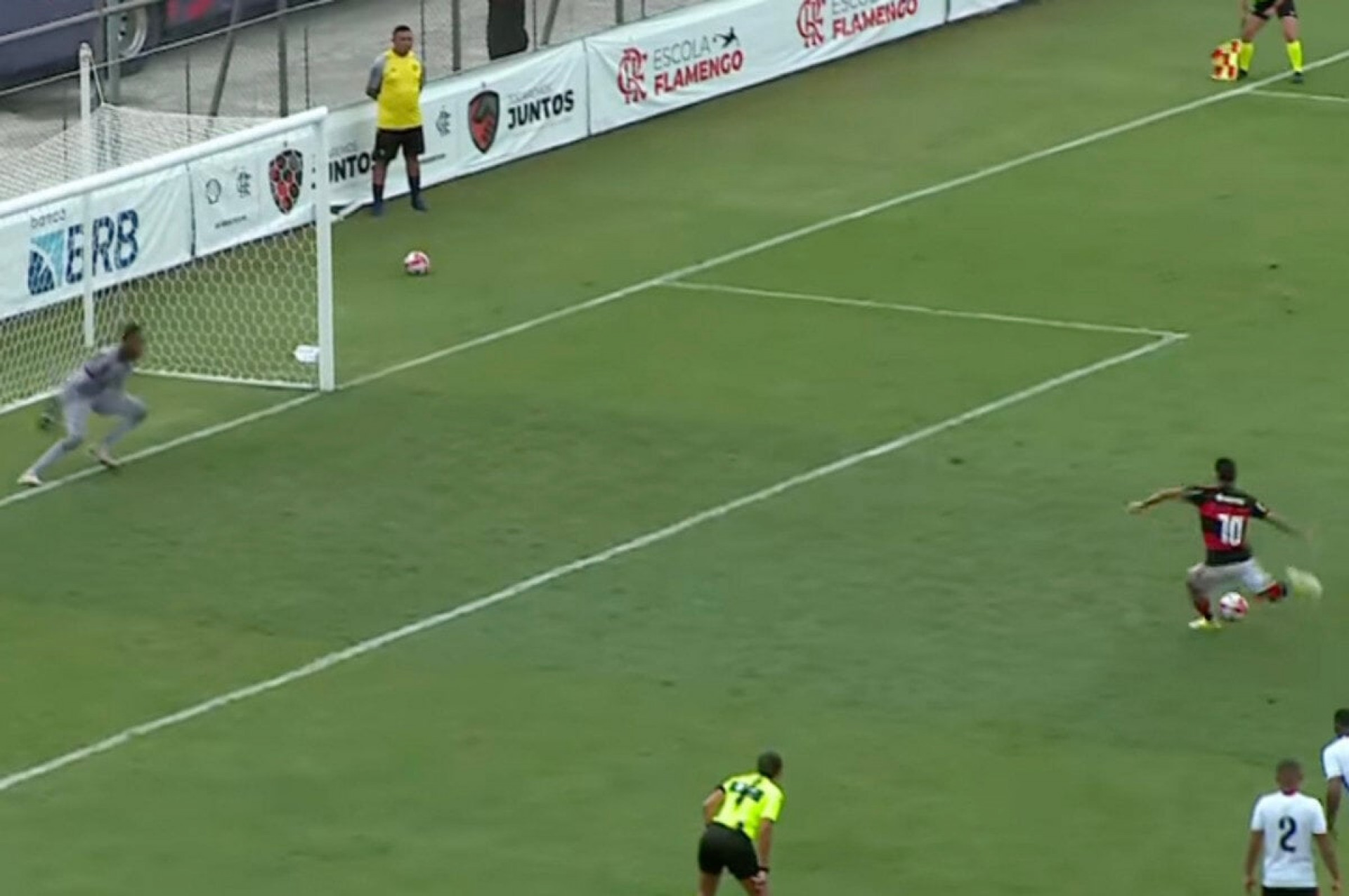 Flamengo bate o Vit&oacute;ria e sobe no Brasileir&atilde;o Sub-20