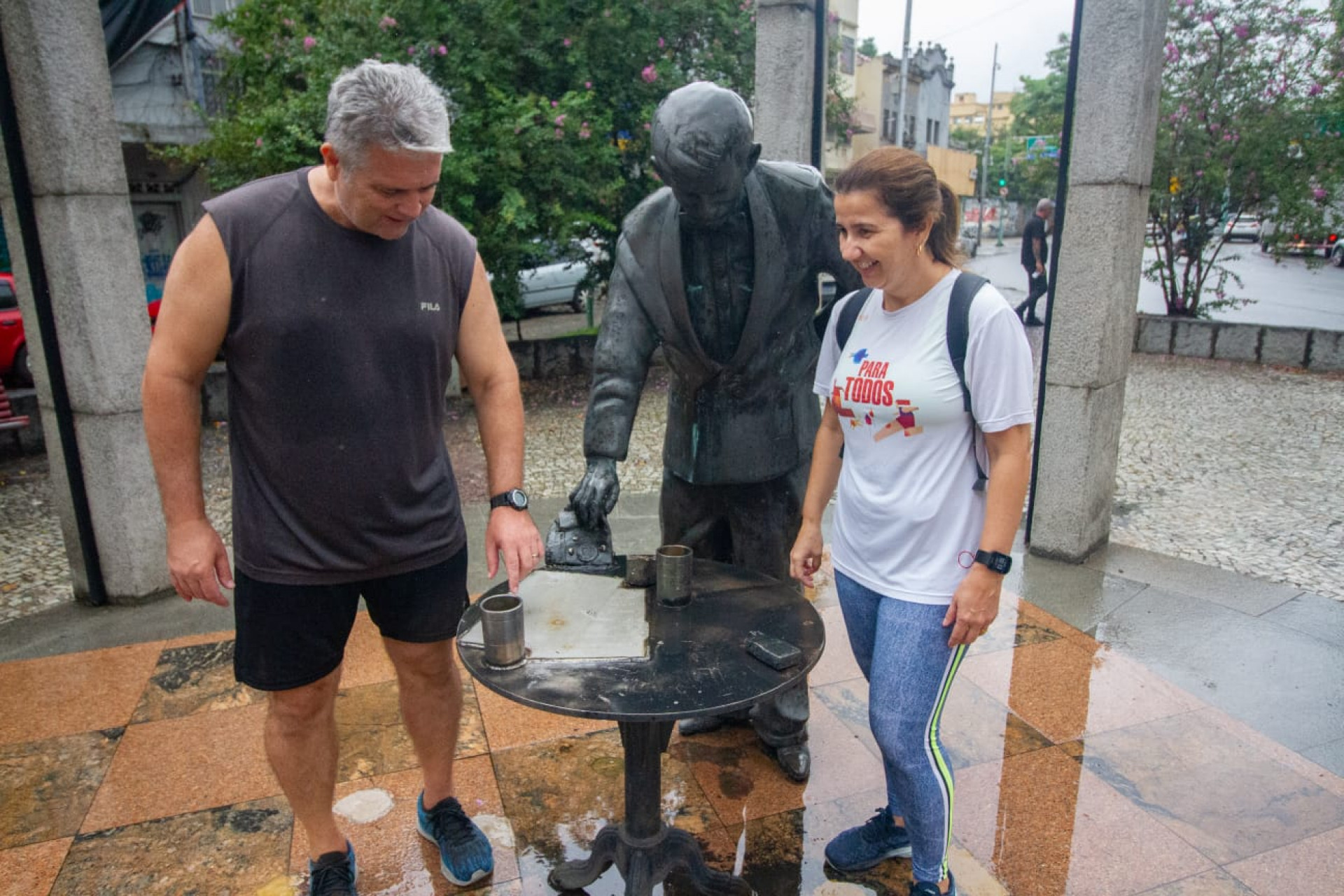 Marlon e Cláudia sentem falta da estátua no bairro: 'Merecia um carinho maior' - Érica Martin / Agência O Dia