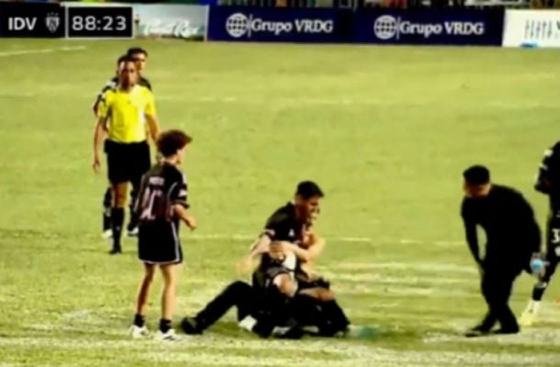 V&iacute;deo: Messi &eacute; derrubado por torcedores em amistoso ca&oacute;tico em Porto Rico