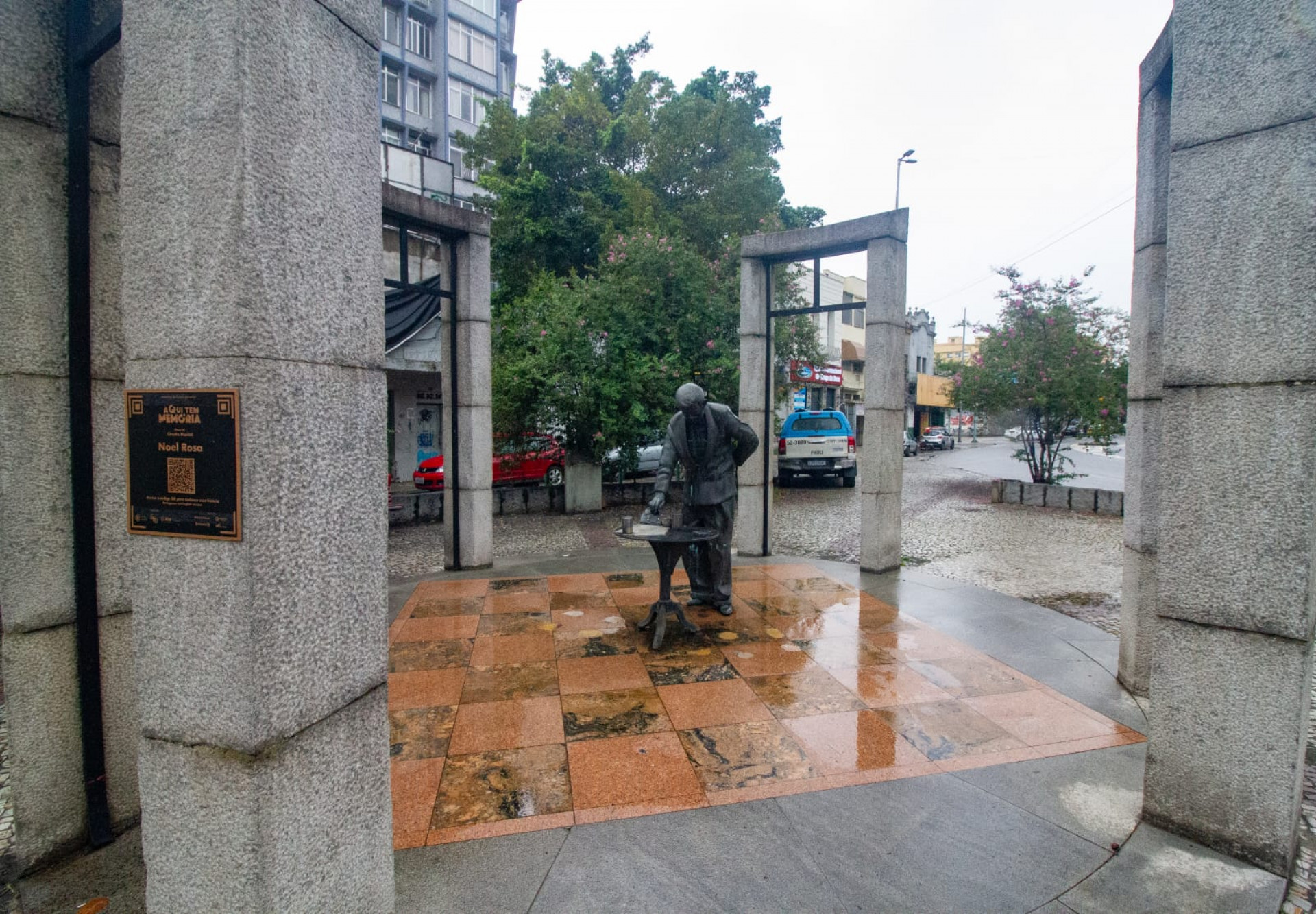 Estátua de Noel Rosa segue incompleta na Praça 28 de Setembro, na Zona Norte do Rio - Érica Martin / Agência O Dia