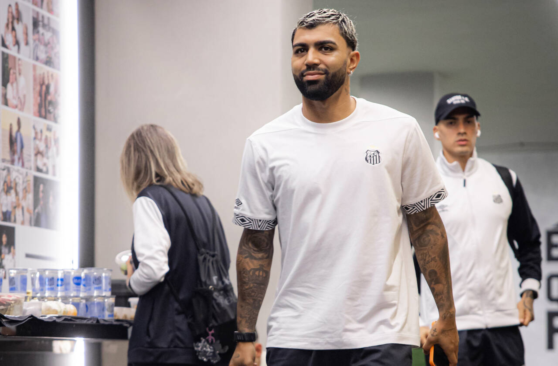 Gabigol n&atilde;o entra em campo por decis&atilde;o t&eacute;cnica e chama aten&ccedil;&atilde;o no Santos