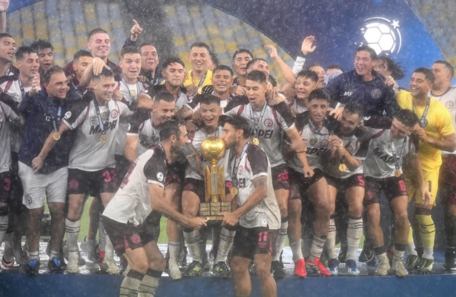 Lanús levanta troféu de campeão no Maracanã - Reprodução / Instagram
