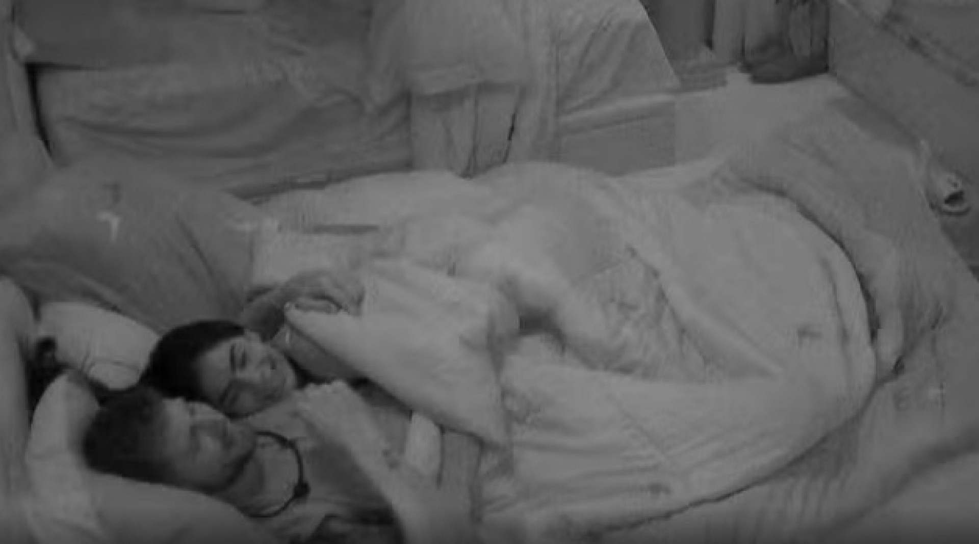 Jonas e Marciele deitam juntinhos - Reprodução de vídeo / TV Globo