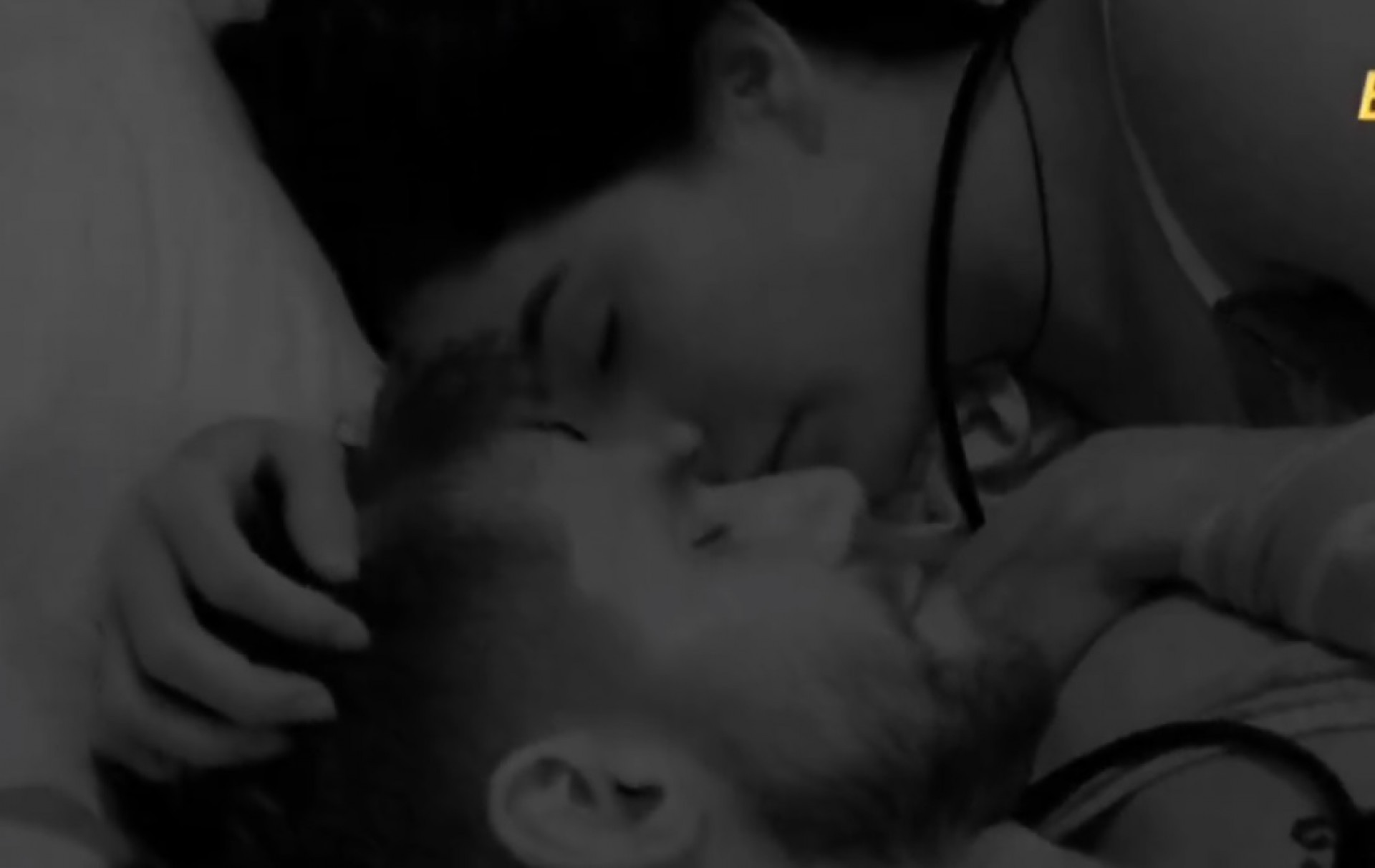 Jonas e Marciele deitam juntinhos - Reprodução de vídeo / TV Globo