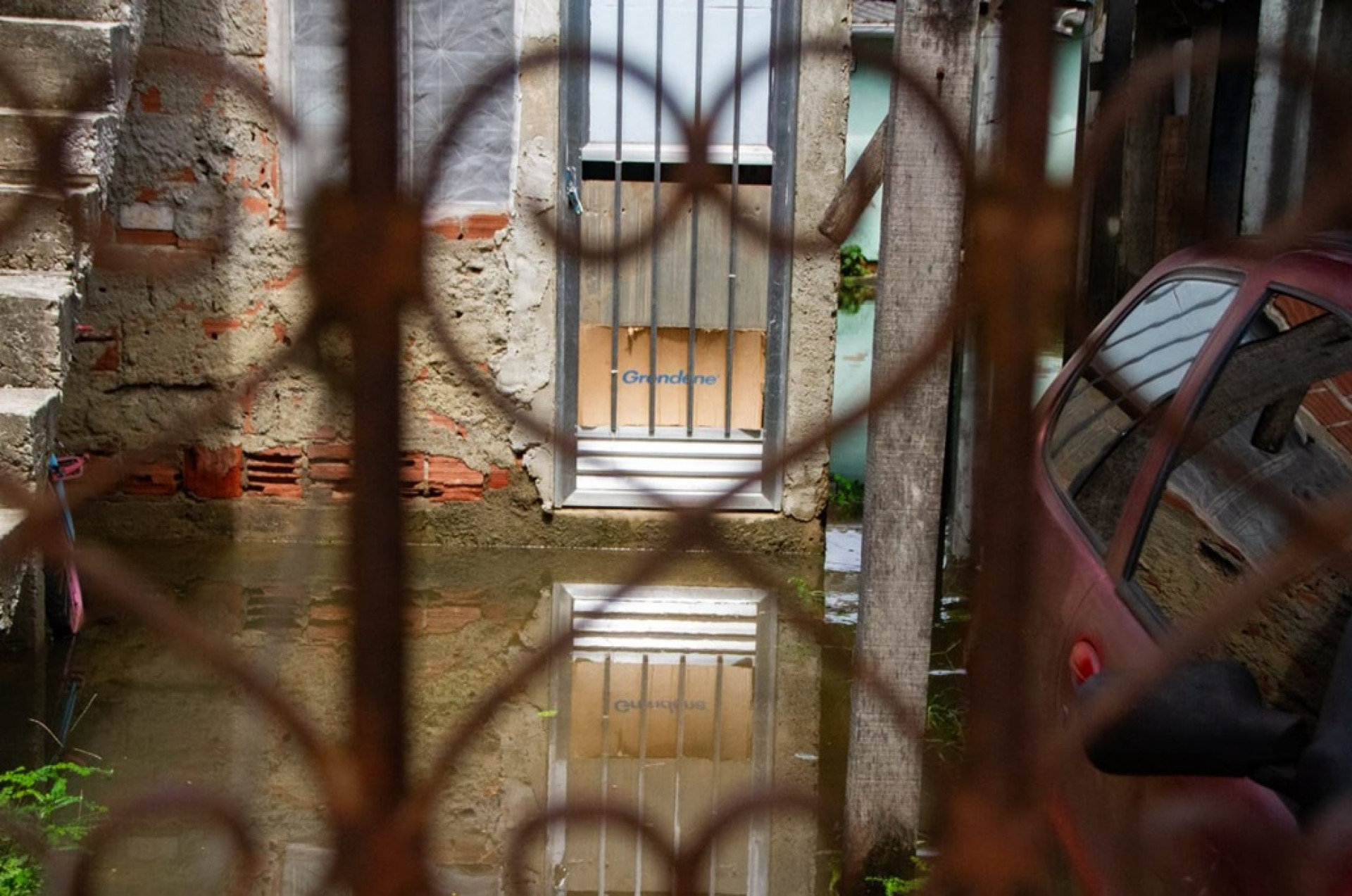 Moradores do Lote 2, em Santa Cruz, tiveram prejuízos com mais um episódio de enchente - Érica Martin/Agência O Dia