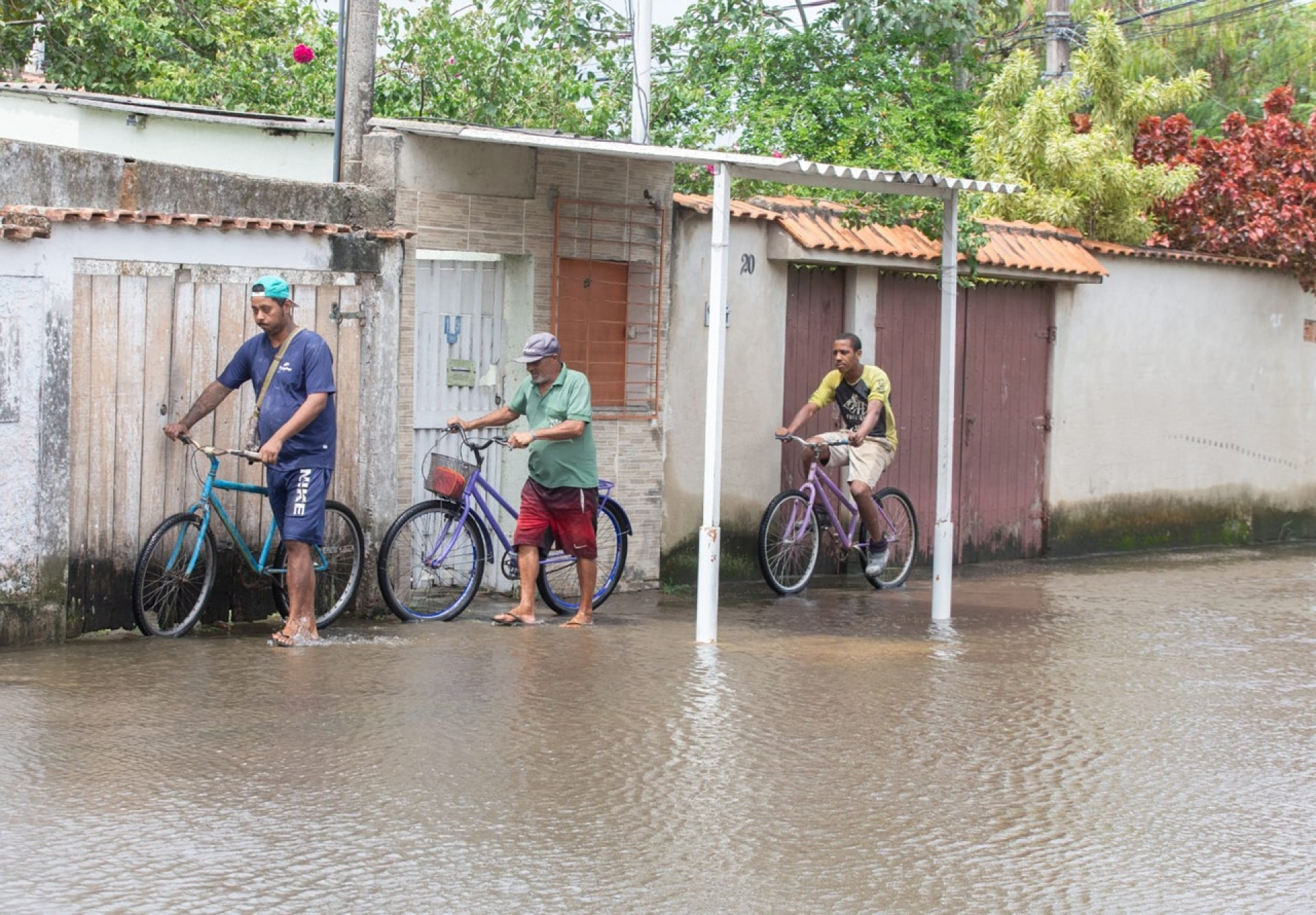 Moradores do Lote 2, em Santa Cruz, tiveram prejuízos com mais um episódio de enchente - Érica Martin/Agência O Dia