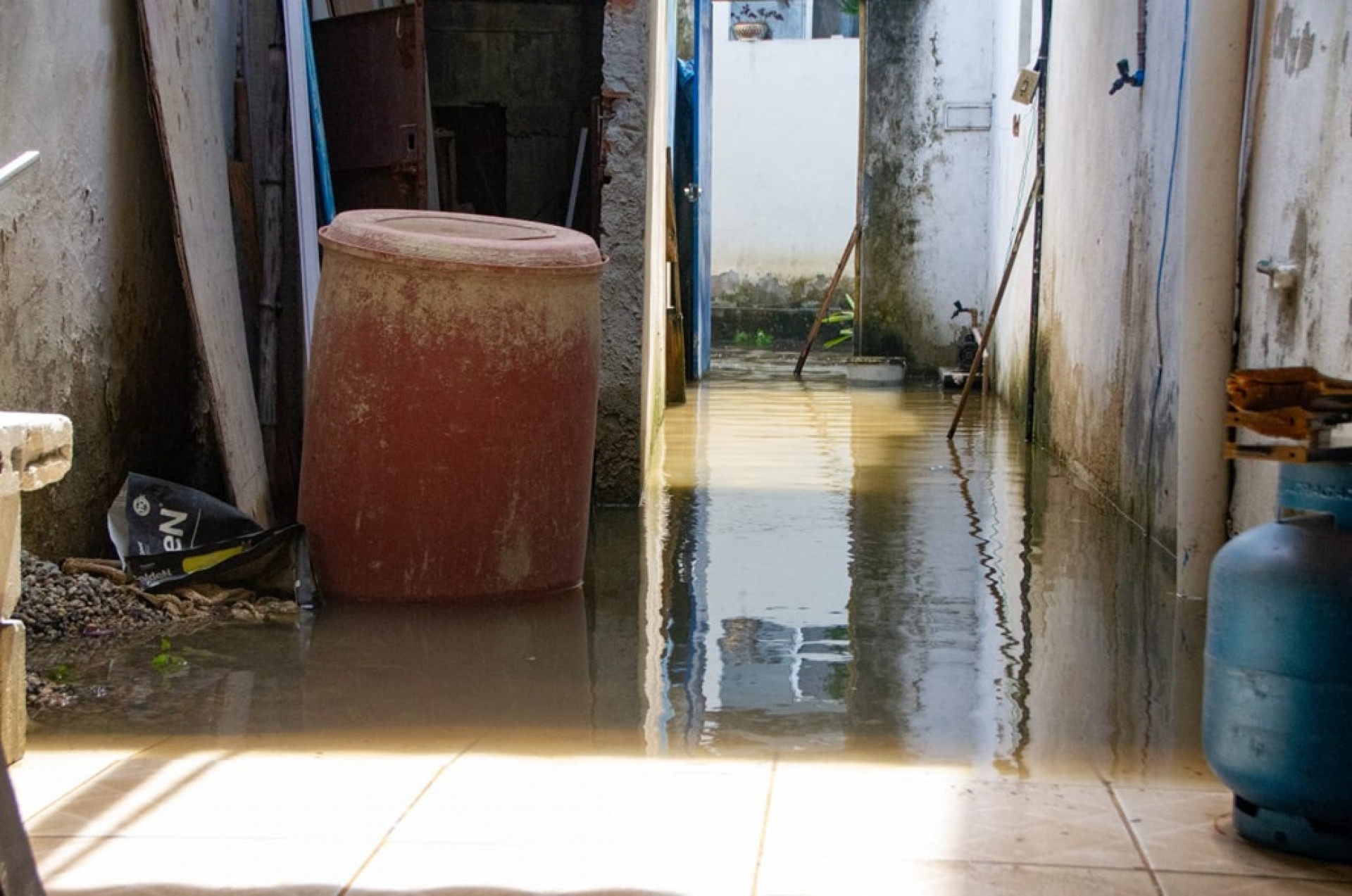 Moradores do Lote 2, em Santa Cruz, tiveram prejuízos com mais um episódio de enchente - Érica Martin/Agência O Dia