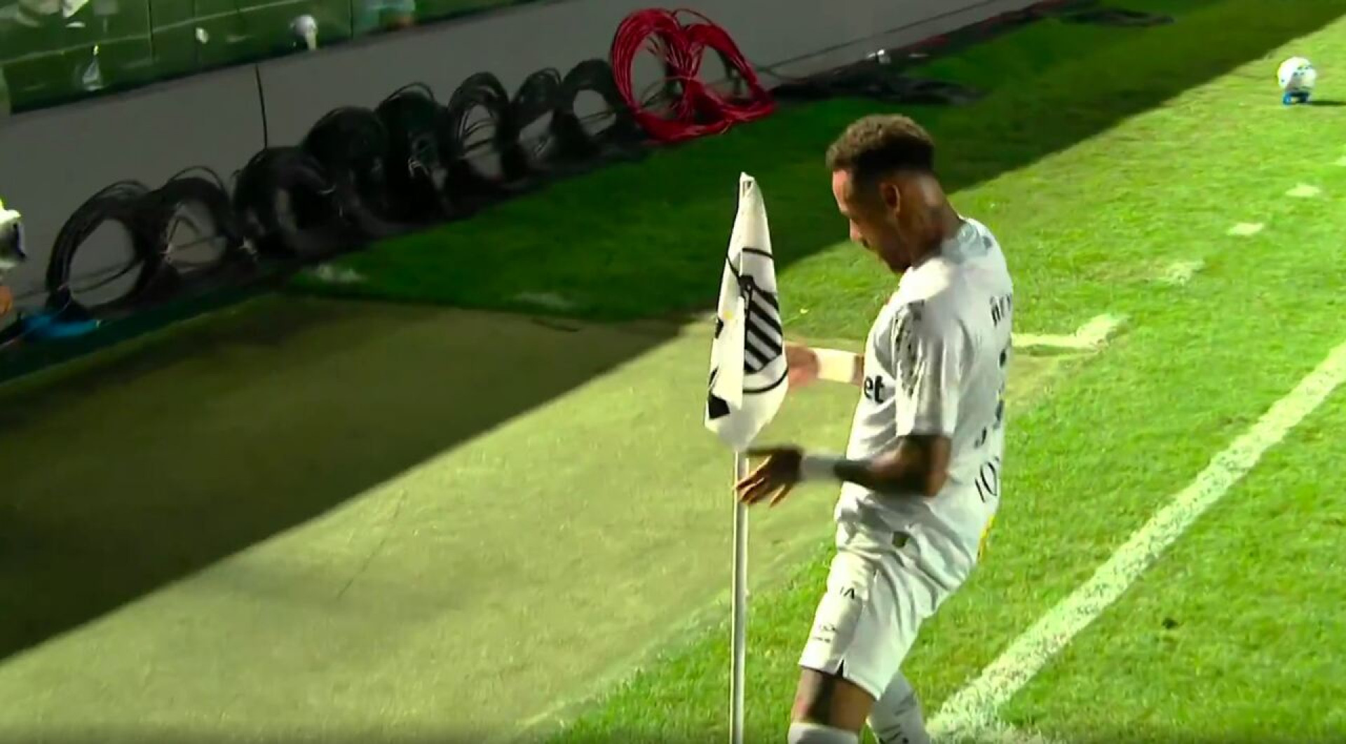Neymar explica dan&ccedil;a em homenagem a Vini Jr e incentiva compatriota ap&oacute;s caso de racismo