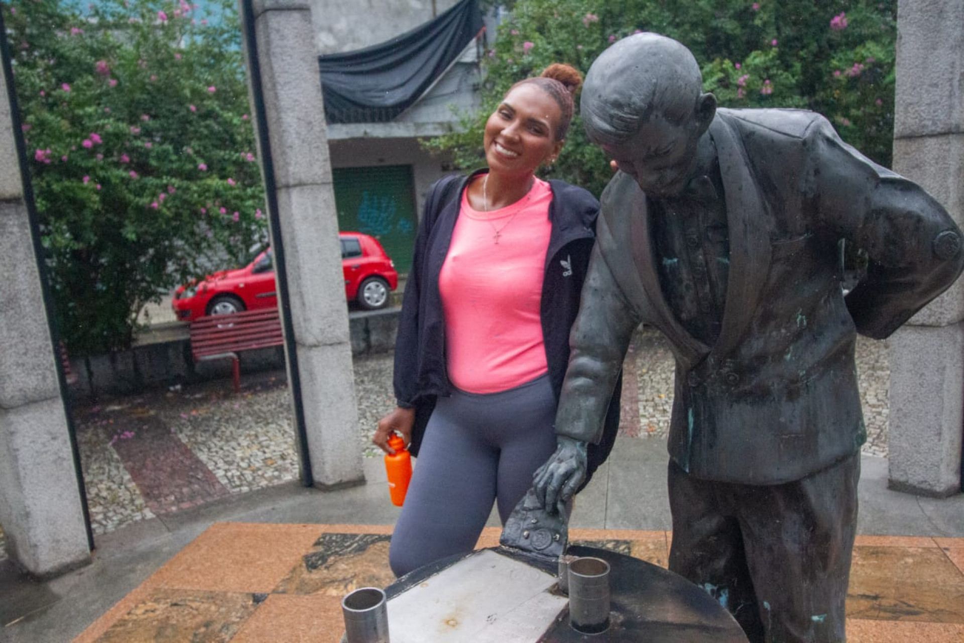 Thamiris Sayão, maquiadora de 32 anos, também deseja o retorno do monumento: 'Com certeza devia voltar' - Érica Martin / Agência O Dia