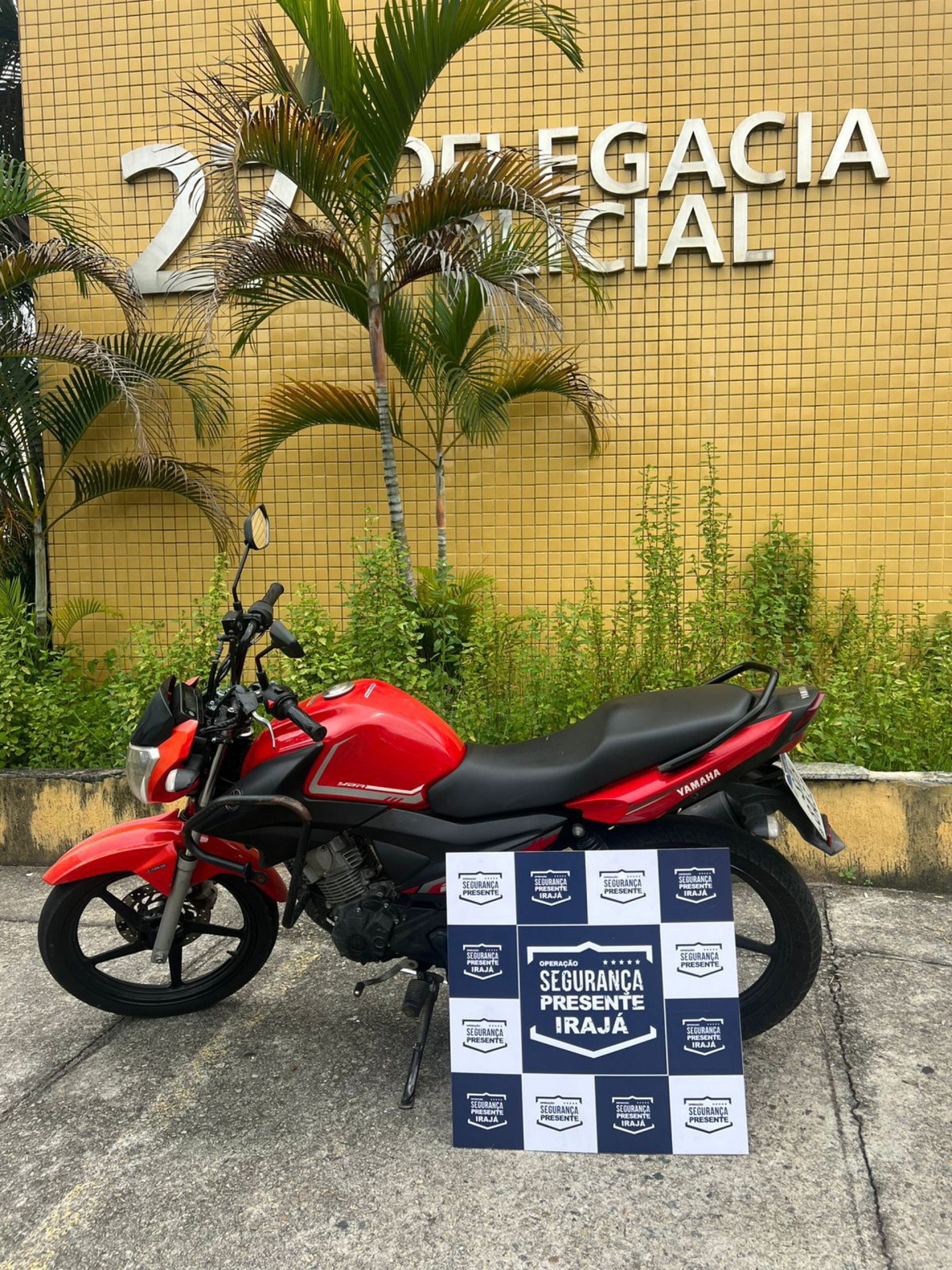 Motocicleta utilizada pela dupla foi apreendida - Divulgação / Segurança Presente