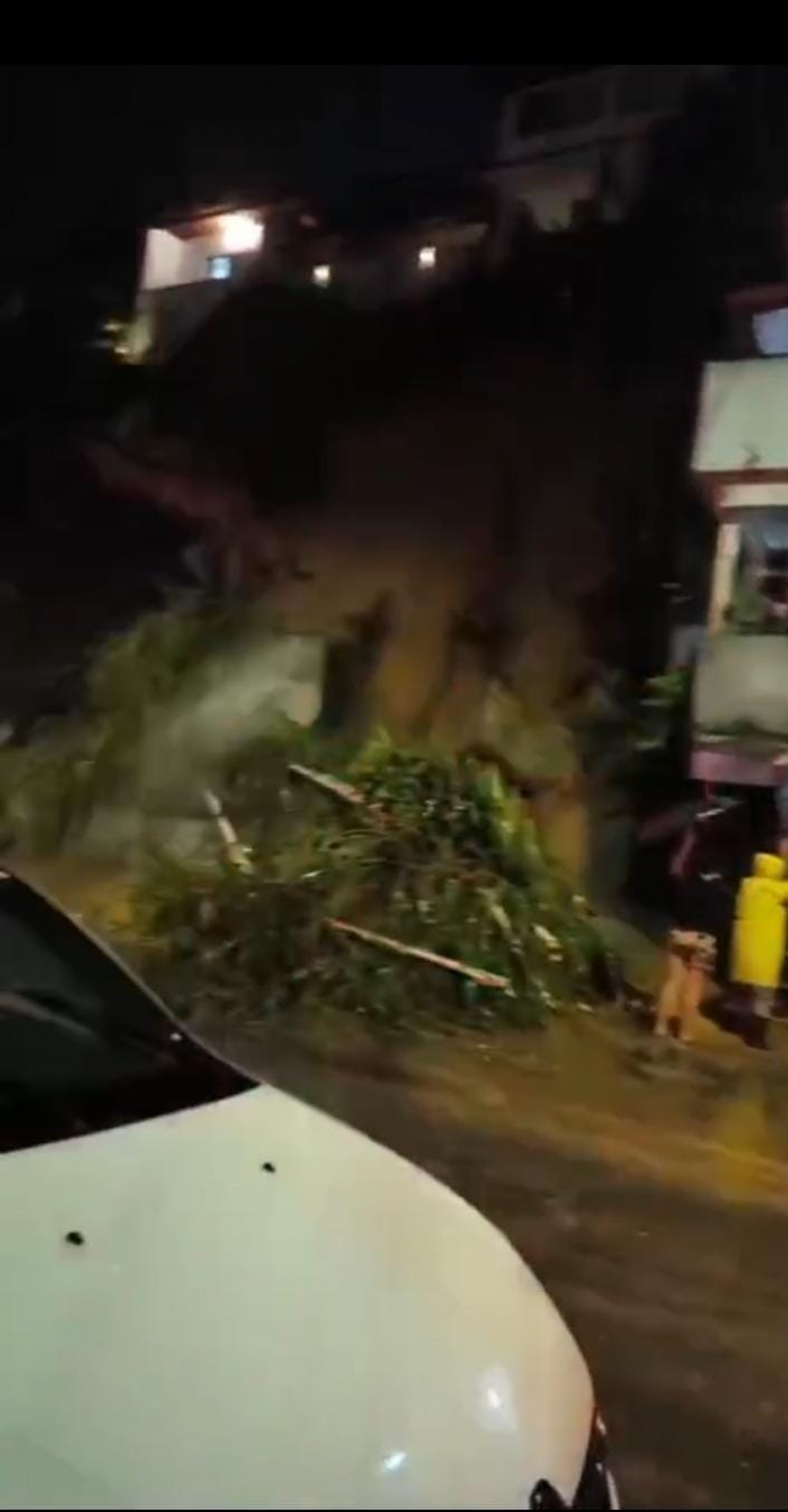 Noite de quinta-feira (26) deslizamento com queda de muro no Morro da Cruz