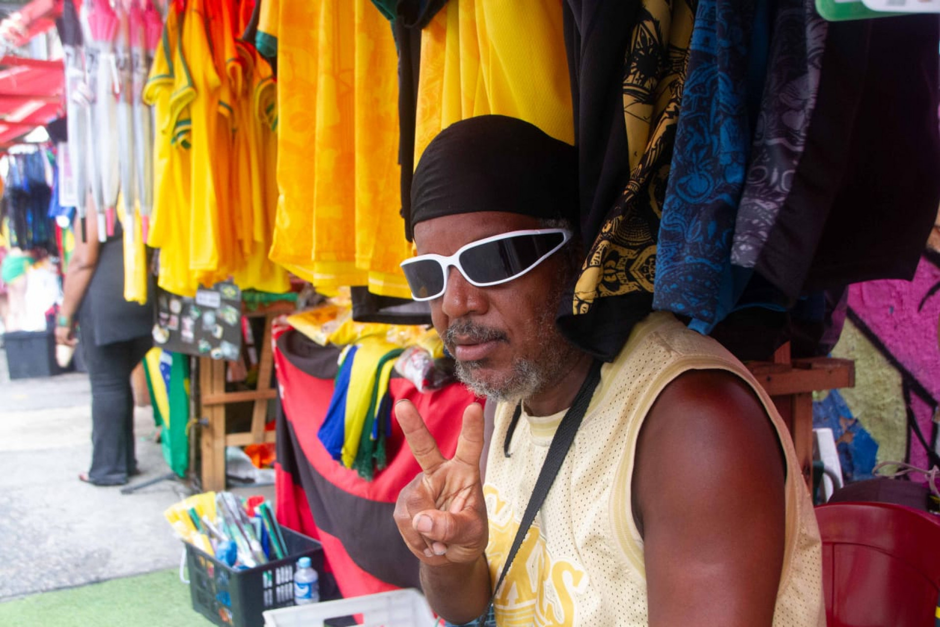 Cristiano José vende seus produtos nas proximidades da Escadaria Selarón - Érica Martin / Agência O Dia