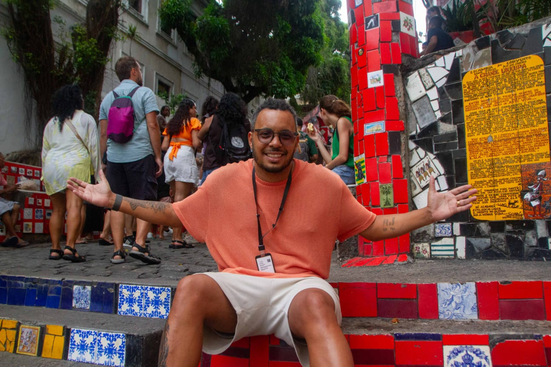 Guia Bruno Dias leva dezenas de turistas diariamente à Escadaria Selarón - Érica Martin / Agência O Dia